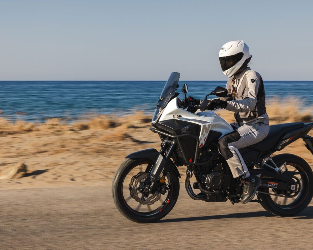 Καλλι οδηγεί Honda NX 500 με Shoei NXR2 λευκό κράνος στη θάλασσα – GAS Rider Stories #3